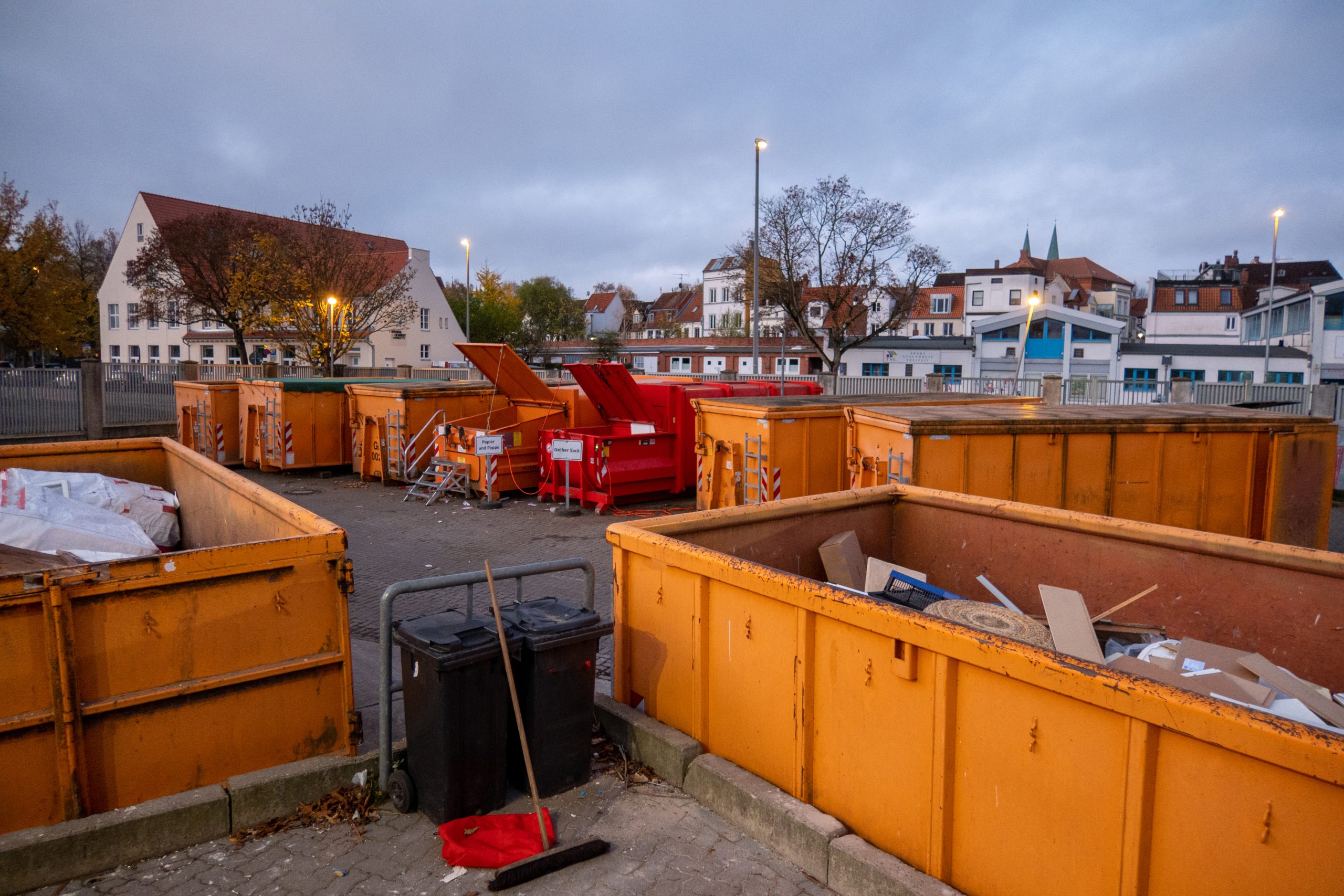 Wertstoffhof mit großen Containern in Wohngebiet
